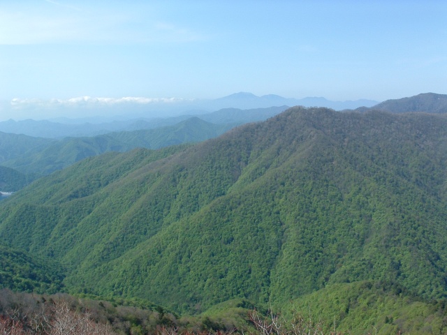 The mountains of the fresh green to look at from the Mt. Inatsutsumi mountaintop.